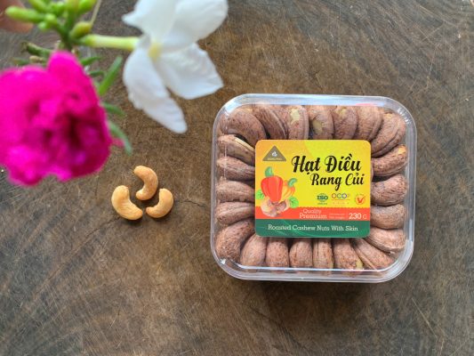 Hạt điều rang củi xếp hoa hộp vuông 230g